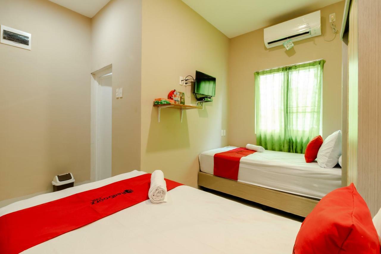 Отель Reddoorz Syariah @ Panglima Polem Aceh Банда-Ачех Экстерьер фото